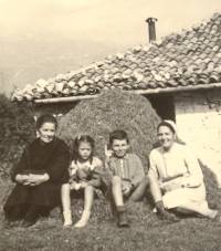 Ernelia con sua mamma, Angela, e i figli davanti al "camerù"