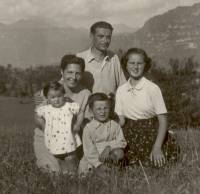Ernelia e Gianni con la famiglia in Caregno