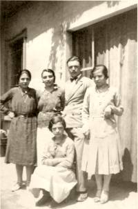 nel cortile de "La Pesa", da sinistra in piedi: Ernelia, la cugina Iva, un amico, Gisella, accucciata Gesuina