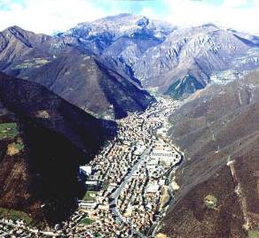 panorama di Gardone e sullo sfondo il M.Guglielmo